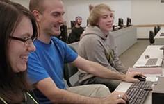 澳门赌场 CIT Developer 程序 students work on desktop computer applications